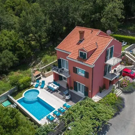 Anita - Five Bedroom With Swimming Pool