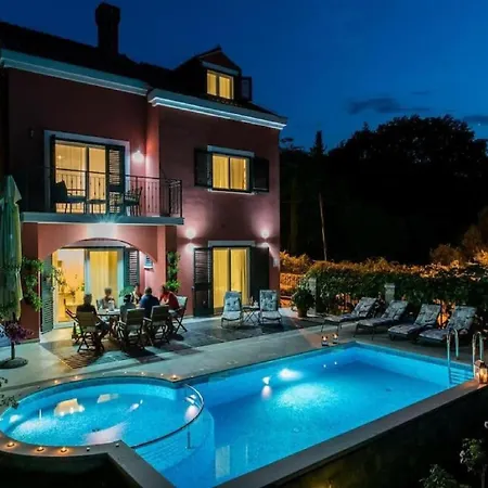 Anita - Five Bedroom With Swimming Pool
