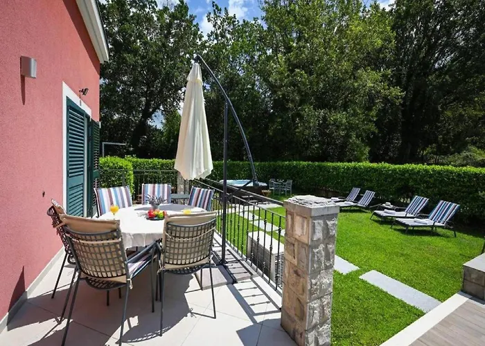 Anita - Five Bedroom With Swimming Pool *