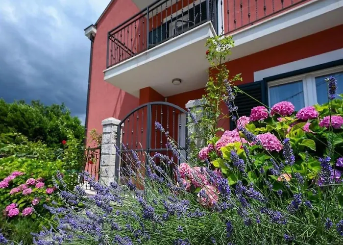 Anita - Five Bedroom With Swimming Pool