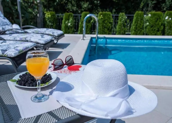 Anita - Five Bedroom With Swimming Pool Villa