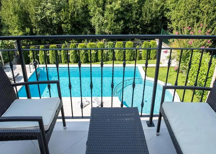 Anita - Five Bedroom With Swimming Pool *