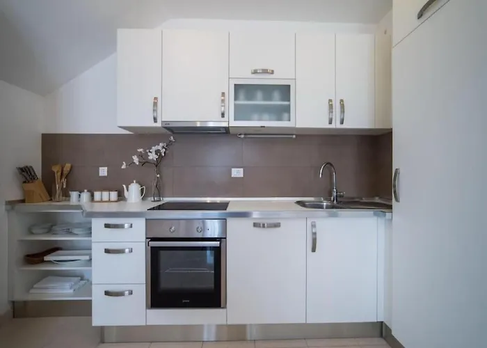 Anita - Five Bedroom With Swimming Pool *