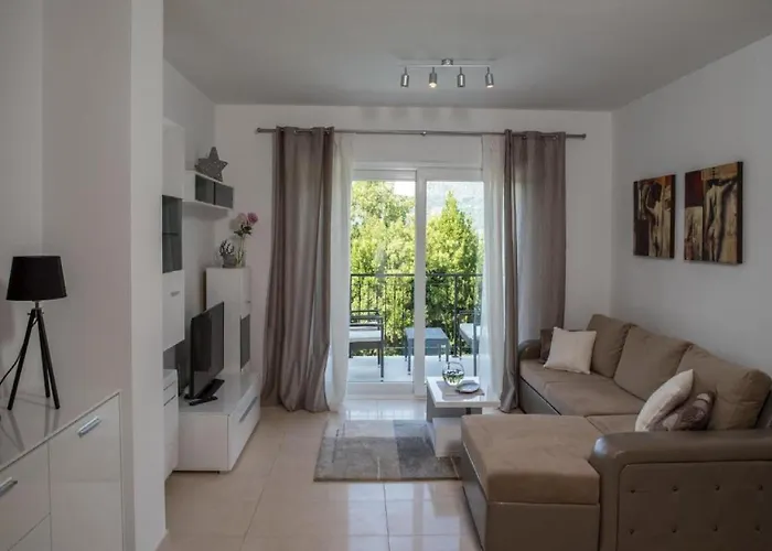 Anita - Five Bedroom With Swimming Pool Villa *