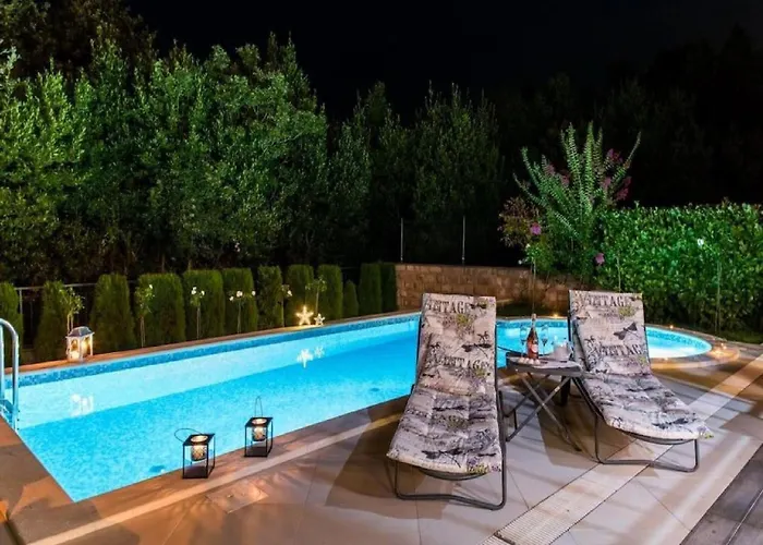 Anita - Five Bedroom With Swimming Pool *
