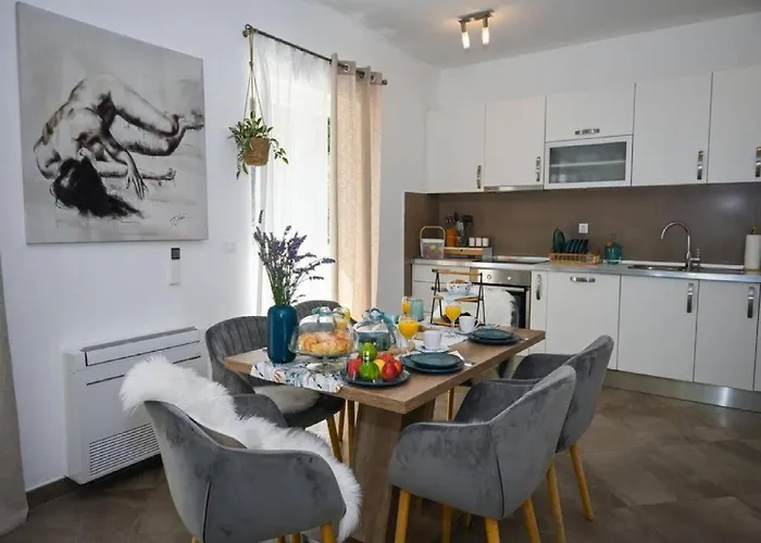 Villa Anita - Five Bedroom With Swimming Pool