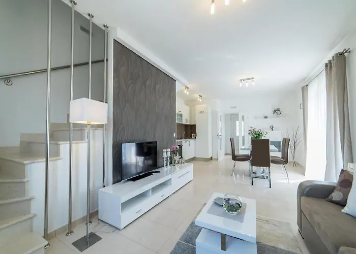 Anita - Five Bedroom With Swimming Pool *