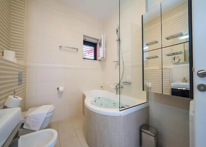 Anita - Five Bedroom With Swimming Pool