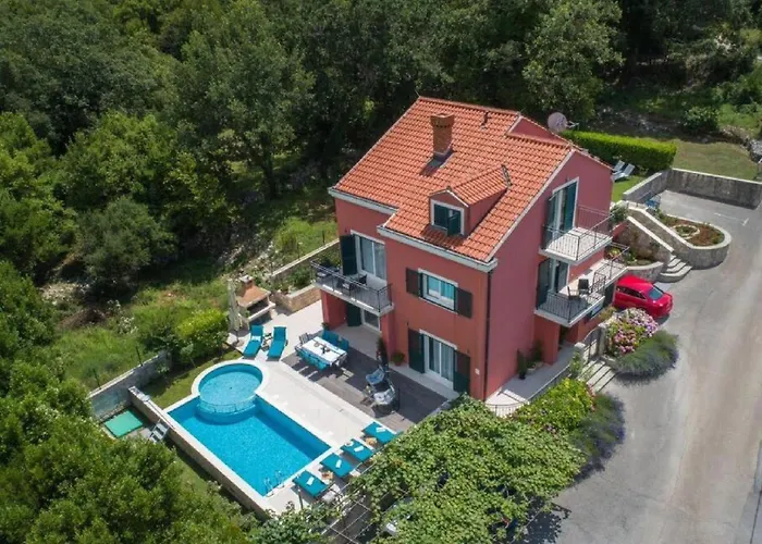 Anita - Five Bedroom With Swimming Pool