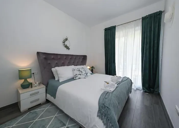 Anita - Five Bedroom With Swimming Pool Gruda