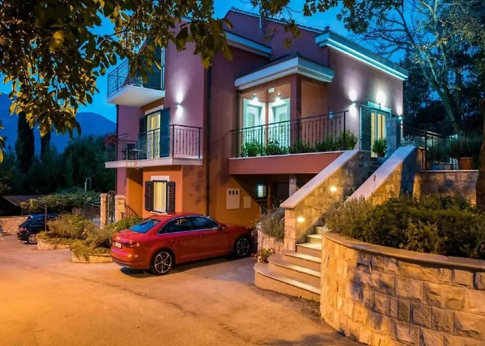 Villa Anita - Five Bedroom With Swimming Pool *