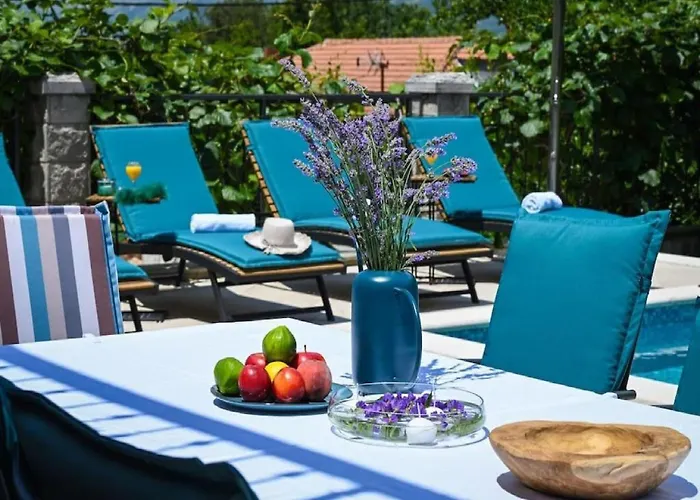 Anita - Five Bedroom With Swimming Pool *