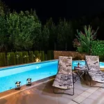 Anita - Five Bedroom With Swimming Pool *