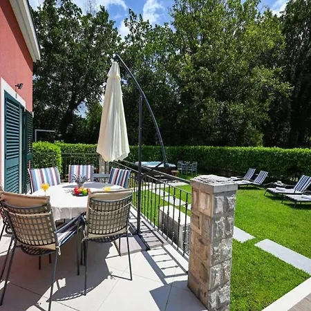 Anita - Five Bedroom With Swimming Pool *