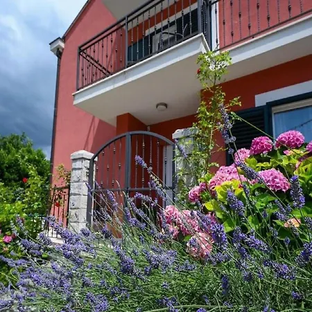 Anita - Five Bedroom With Swimming Pool