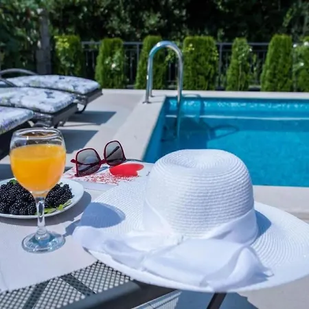 Anita - Five Bedroom With Swimming Pool Villa