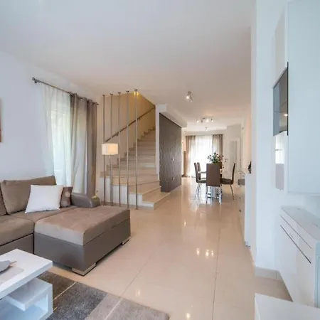 Villa Anita - Five Bedroom With Swimming Pool