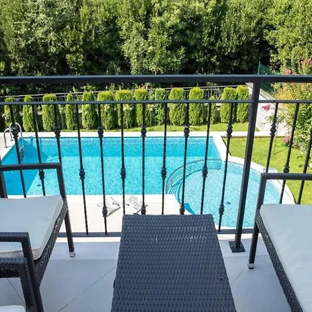 Anita - Five Bedroom With Swimming Pool *