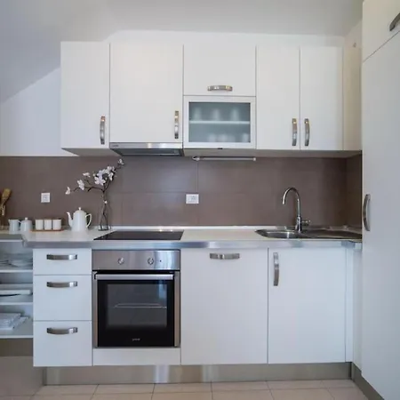 Anita - Five Bedroom With Swimming Pool *