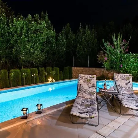 Anita - Five Bedroom With Swimming Pool *