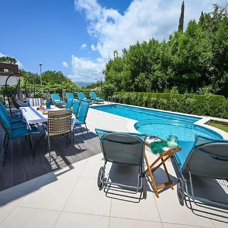 Anita - Five Bedroom With Swimming Pool فيلة