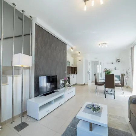 Anita - Five Bedroom With Swimming Pool *