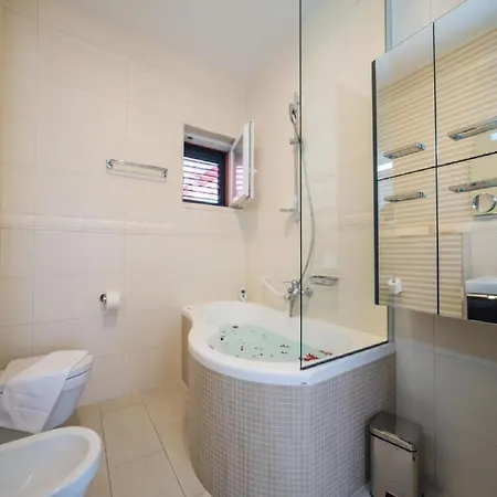 Anita - Five Bedroom With Swimming Pool