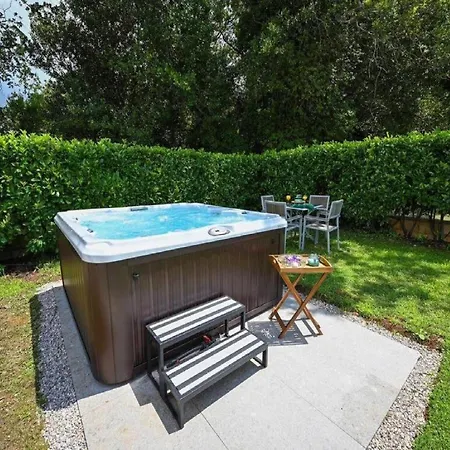 Anita - Five Bedroom With Swimming Pool *