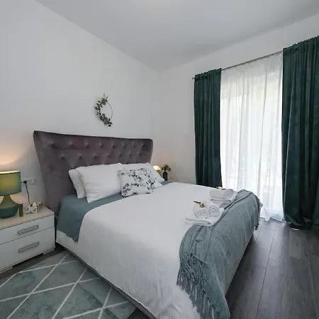 Anita - Five Bedroom With Swimming Pool Gruda