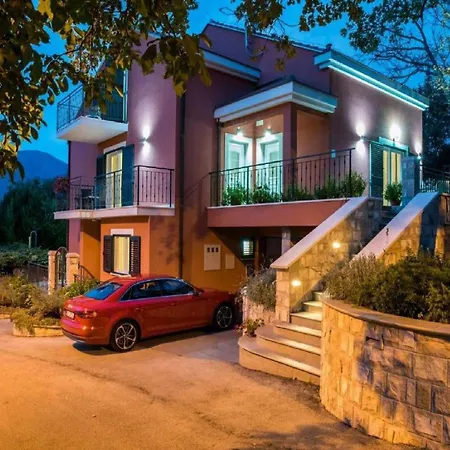 Villa Anita - Five Bedroom With Swimming Pool *